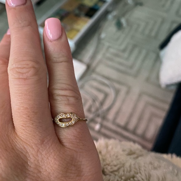 Yellow gold lips ring